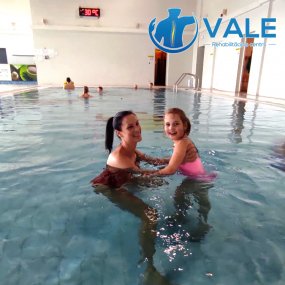 Индивидуальные занятия физиотерапевта в бассейне для детей с функциональными нарушениями